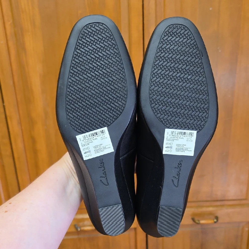 Clarks Size 9.5 Olivette Pearl Slip On Wedge Comfort Pump Leather Black NEW